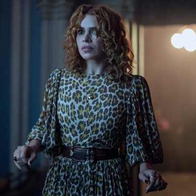Billie Piper en 2x05 'El Hyde y la triste persecución' de 'Miércoles'