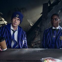 Georgie Farmer y Joy Sunday en 'El Hyde y la triste persecución' de 'Miércoles'