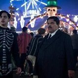 Luis Guzmán y Isaac Ordonez en la temporada 2 y el capítulo 05 de 'Miércoles'