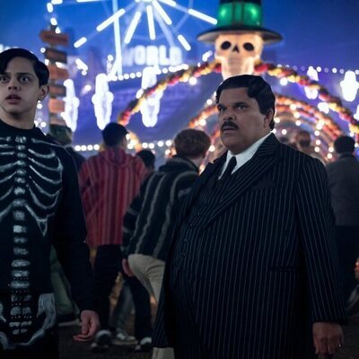 Luis Guzmán y Isaac Ordonez en la temporada 2 y el capítulo 05 de 'Miércoles'