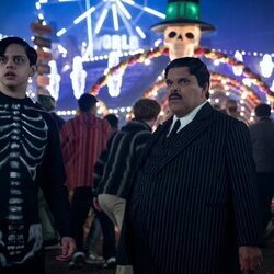 Luis Guzmán y Isaac Ordonez en la temporada 2 y el capítulo 05 de 'Miércoles'