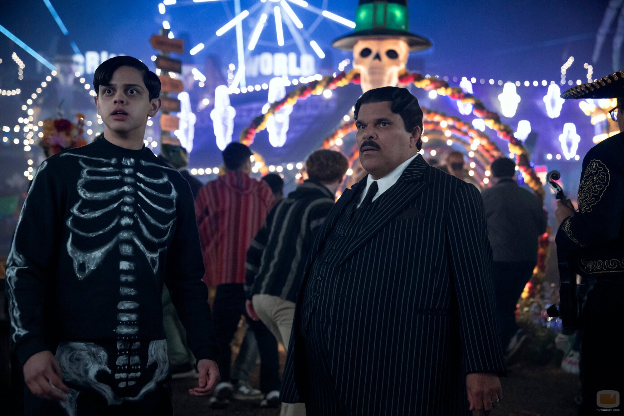 Luis Guzmán y Isaac Ordonez en la temporada 2 y el capítulo 05 de 'Miércoles'