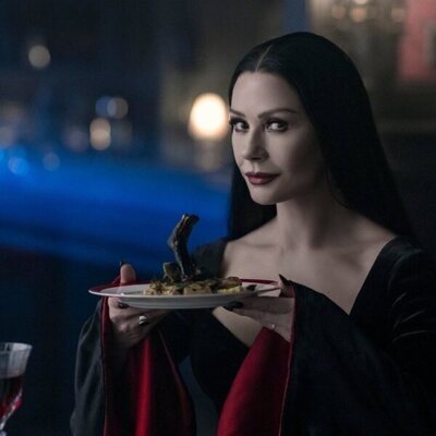 Catherine Zeta-Jones en Capítulo 6 titulado 'Entristécete a ti misma' de 'Miércoles'