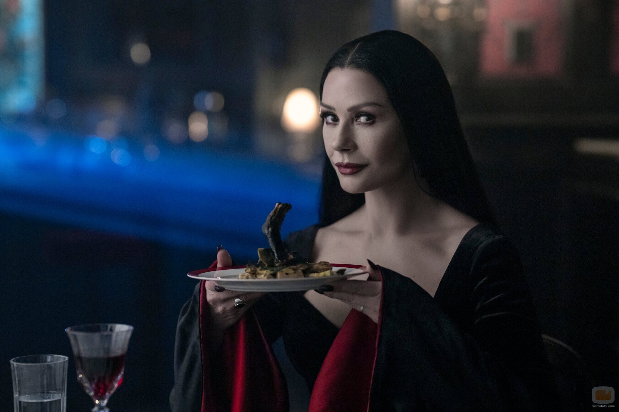 Catherine Zeta-Jones en Capítulo 6 titulado 'Entristécete a ti misma' de 'Miércoles'