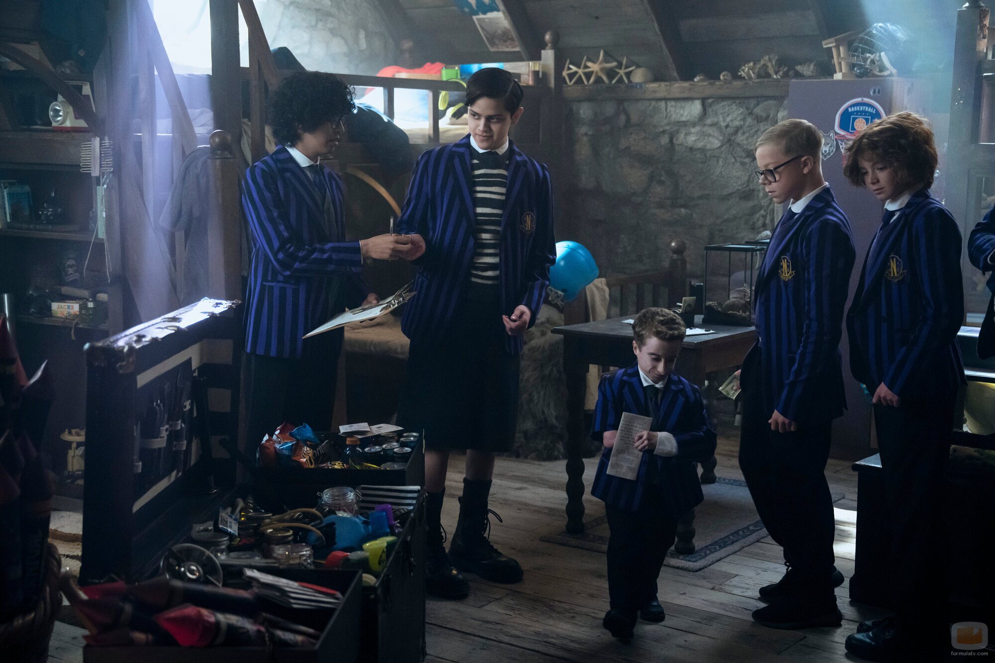 Moosa Mostafa y Isaac Ordonez en el 2x06 de 'Wednesday'