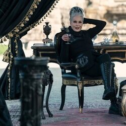 Joanna Lumley en 'Entristécete a ti misma' de 'Wednesday'