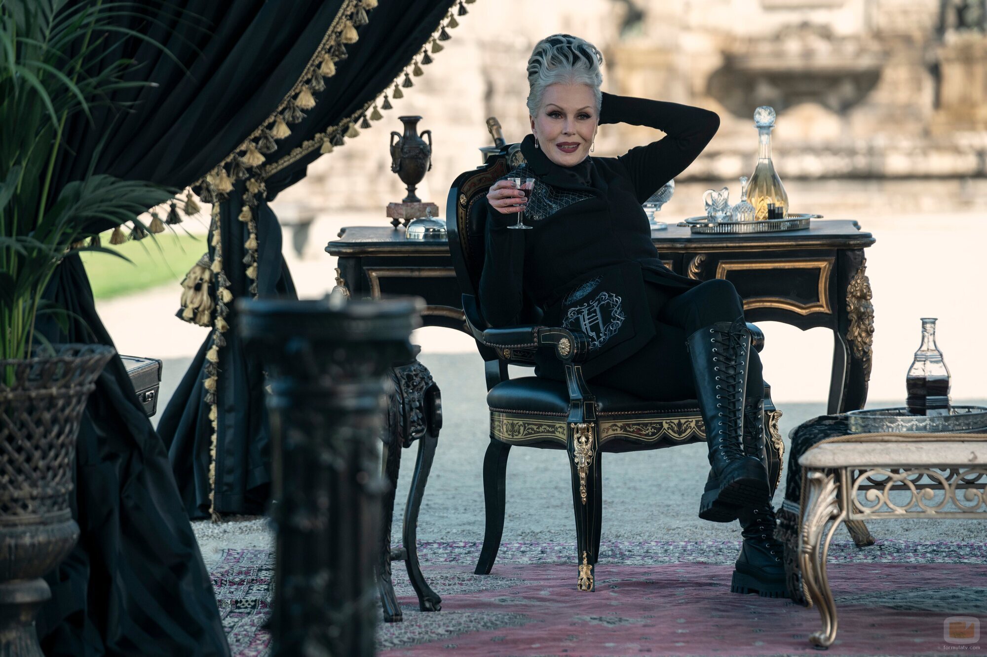 Joanna Lumley en 'Entristécete a ti misma' de 'Wednesday'