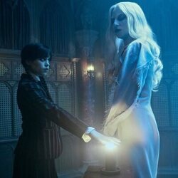 Lady Gaga y Jenna Ortega en 2x06 'Entristécete a ti misma' de 'Miércoles'