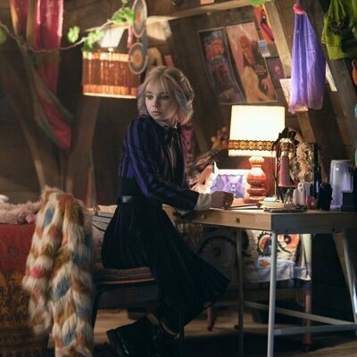 Emma Myers en 2x06 'Entristécete a ti misma' de 'Miércoles'