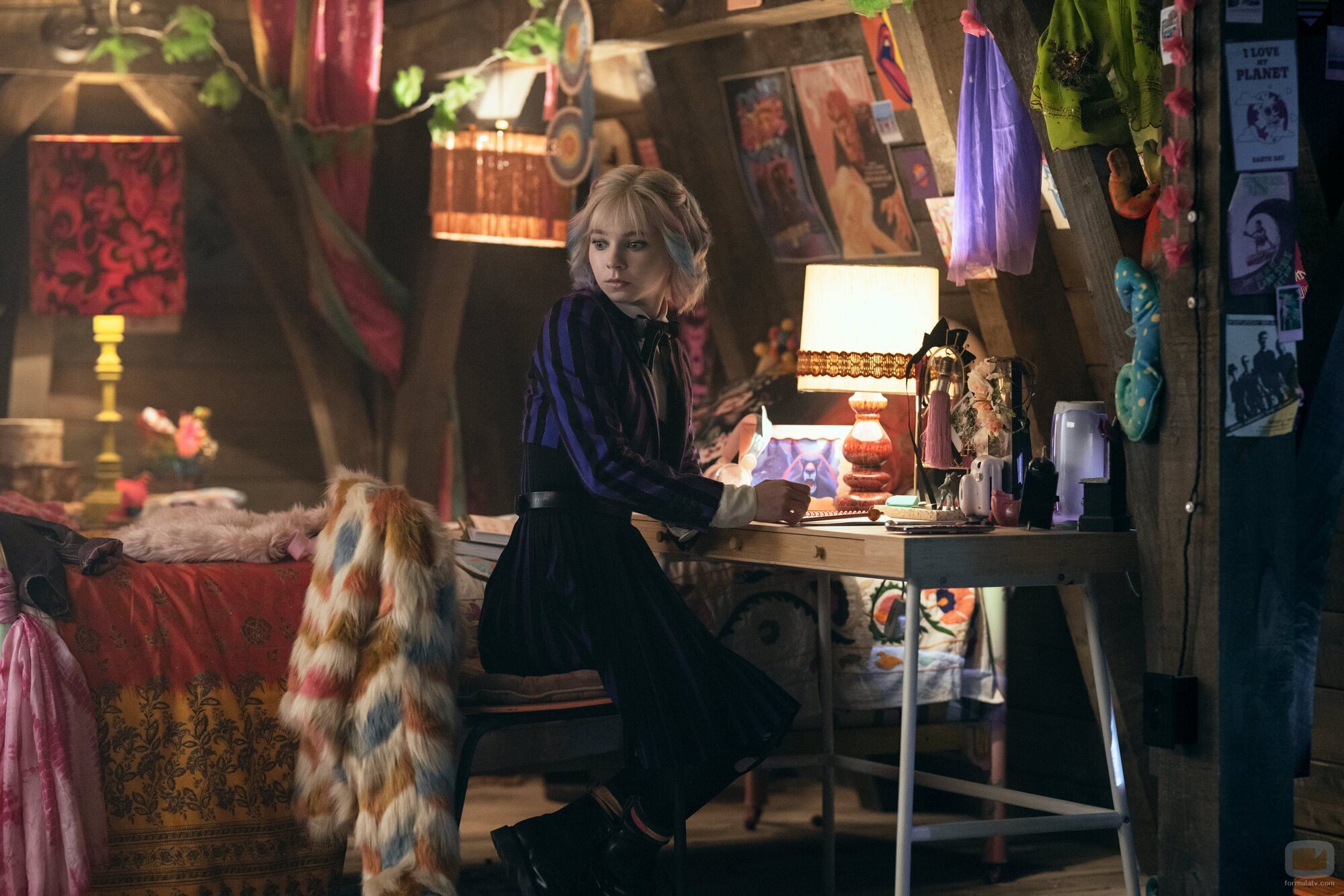 Emma Myers en 2x06 'Entristécete a ti misma' de 'Miércoles'