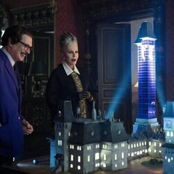 Steve Buscemi y Joanna Lumley en 'Consígueme dinero... triste' de 'Wednesday'