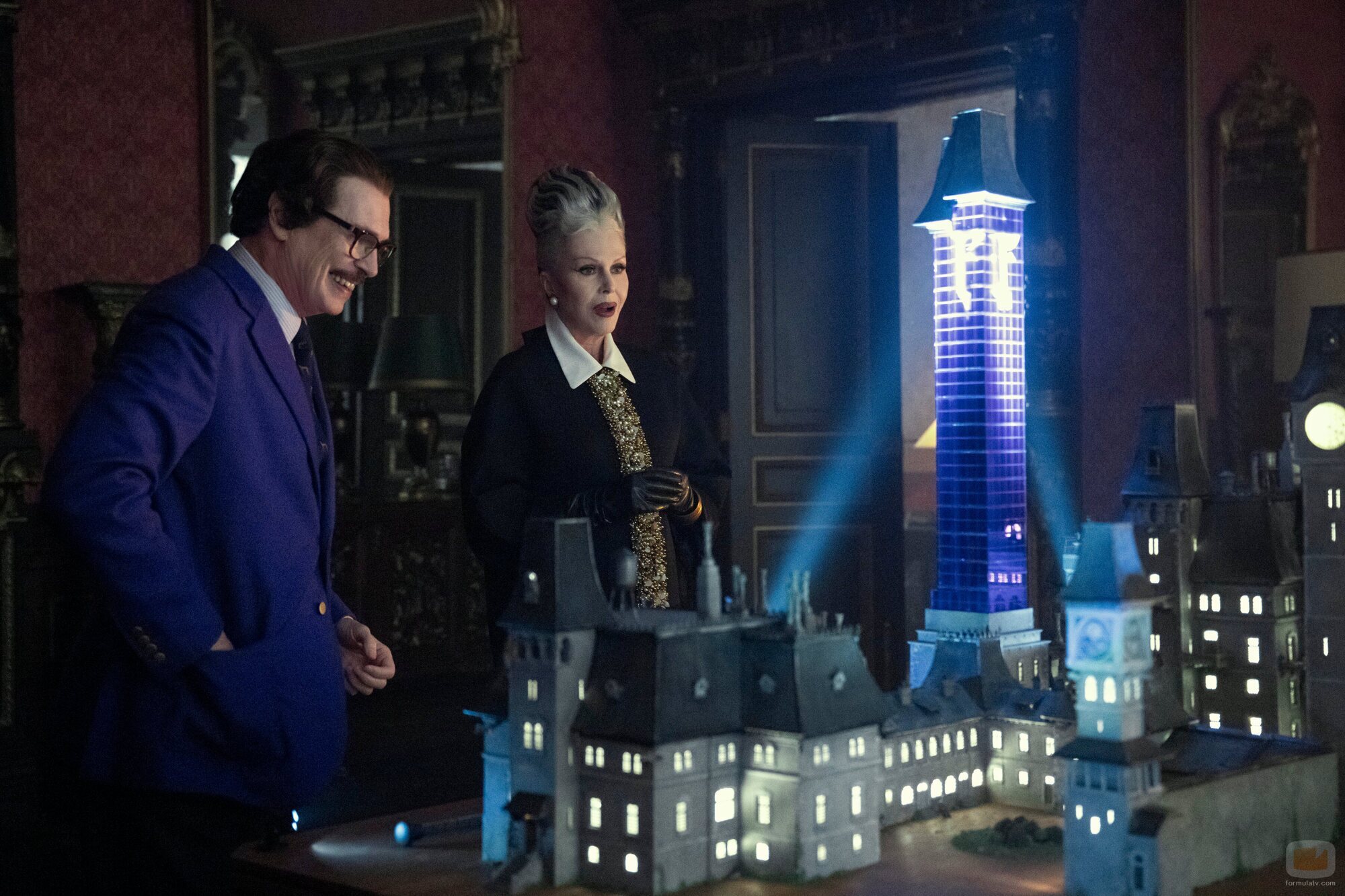 Steve Buscemi y Joanna Lumley en 'Consígueme dinero... triste' de 'Wednesday'