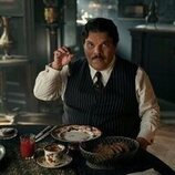 Luis Guzmán en el 2x07 de 'Miércoles'