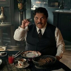 Luis Guzmán en el 2x07 de 'Miércoles'