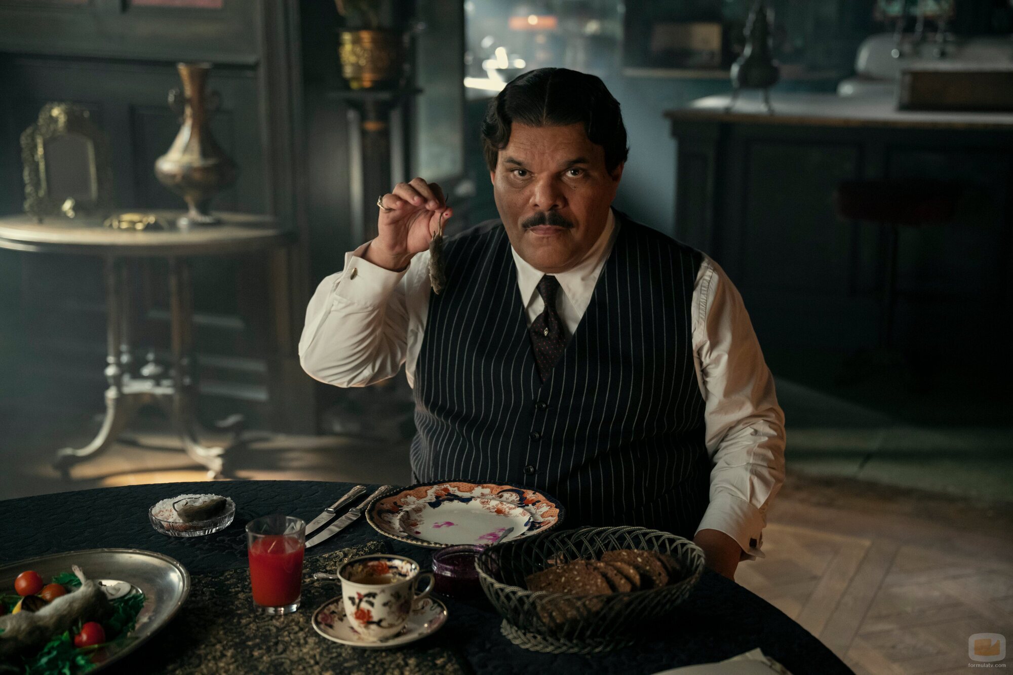 Luis Guzmán en el 2x07 de 'Miércoles'