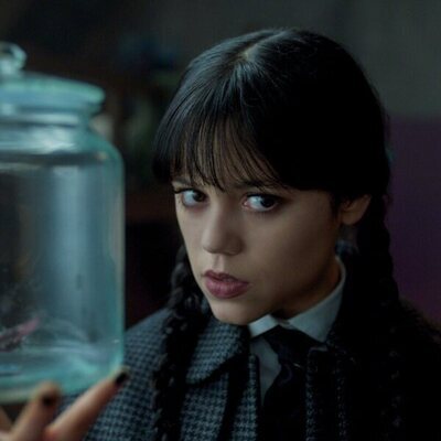 Jenna Ortega en Capítulo 7 titulado 'Consígueme dinero... triste' de 'Miércoles'