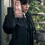 Jenna Ortega en 2x07 titulado 'Consígueme dinero... triste' de 'Miércoles'