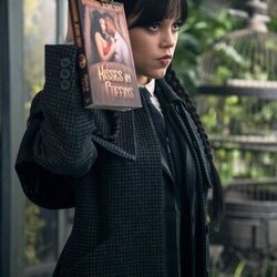 Jenna Ortega en 2x07 titulado 'Consígueme dinero... triste' de 'Miércoles'