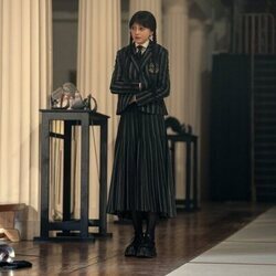 Evie Templeton en Capítulo 7 titulado 'Consígueme dinero... triste' de 'Miércoles'