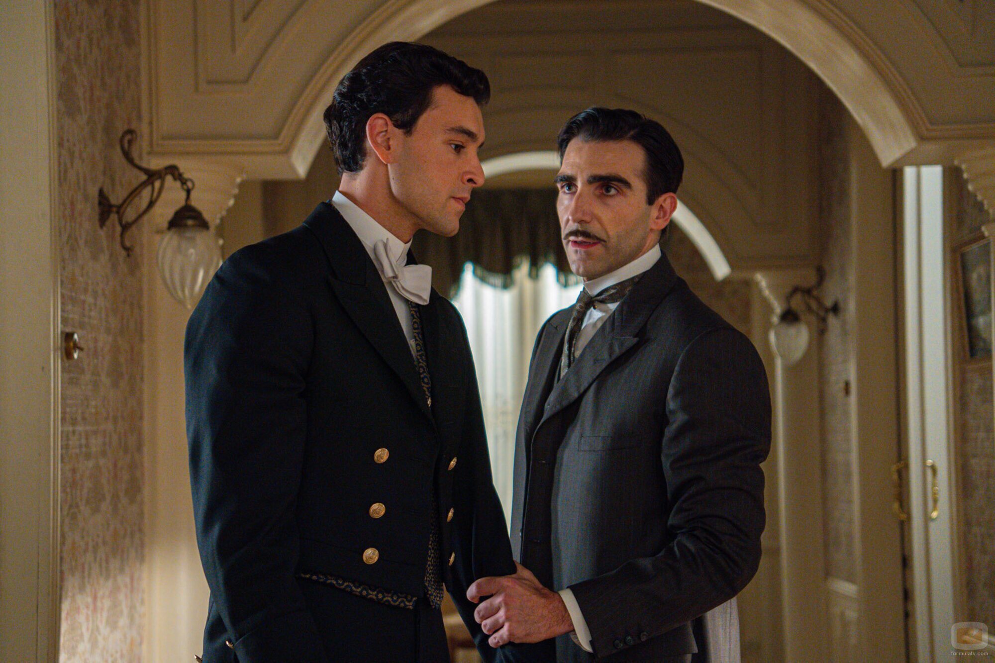 Xavi Lock y Guillermo Serrano en el 4x174 de 'La Promesa'