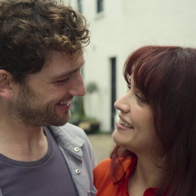 Olivia Cooke y Laurie Davidson en 'Episodio 3' de 'The Girlfriend'
