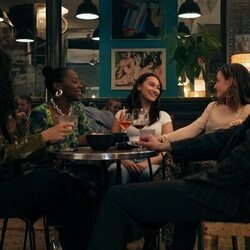 Corinna Brown y Lola Tung en 3x09 titulado 'La última llamada' de 'El verano en que me enamoré'