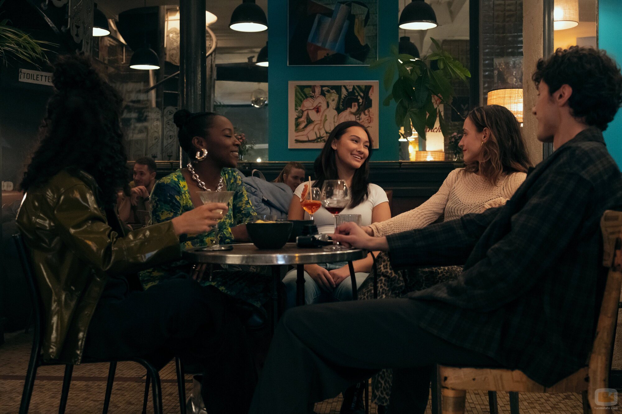 Corinna Brown y Lola Tung en 3x09 titulado 'La última llamada' de 'El verano en que me enamoré'