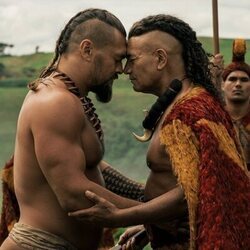 Jason Momoa y Temuera Morrison en 1x01 titulado 'El gran guerrero' de 'El gran guerrero'