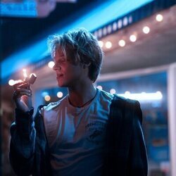 Rudy Pankow en Capítulo 6 titulado 'El ayuntamiento' de 'Outer Banks'