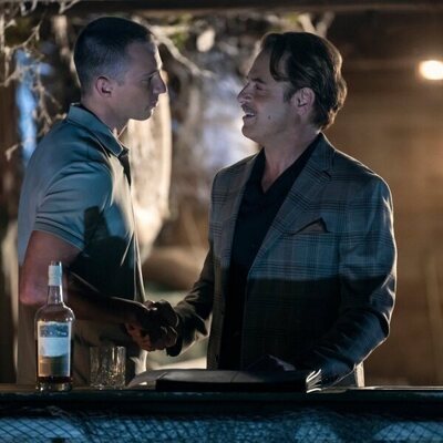Drew Starkey y J. Anthony Crane en 4x06 'El ayuntamiento' de 'Outer Banks'