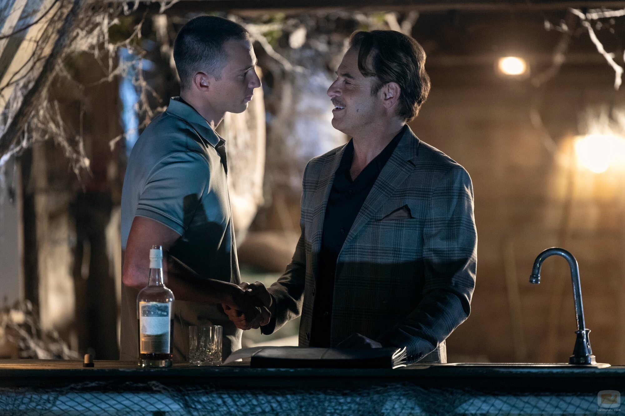 Drew Starkey y J. Anthony Crane en 4x06 'El ayuntamiento' de 'Outer Banks'
