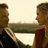 Brianna Brown y J. Anthony Crane en Capítulo 6 titulado 'El ayuntamiento' de 'Outer Banks'