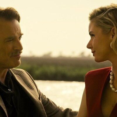 Brianna Brown y J. Anthony Crane en Capítulo 6 titulado 'El ayuntamiento' de 'Outer Banks'