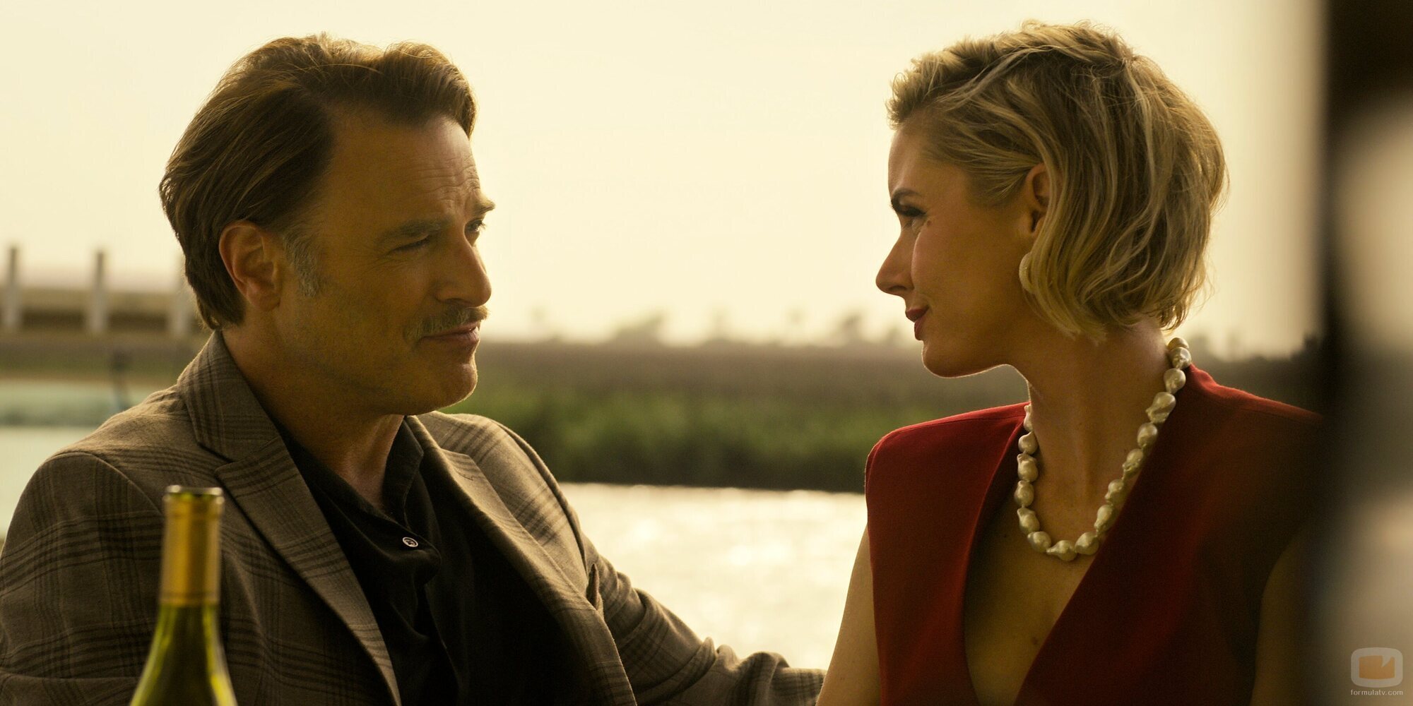 Brianna Brown y J. Anthony Crane en Capítulo 6 titulado 'El ayuntamiento' de 'Outer Banks'