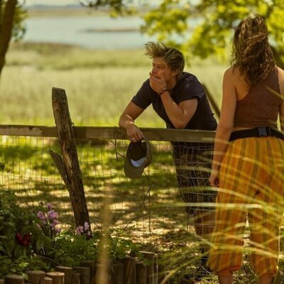 Madison Bailey y Rudy Pankow en 4x06 titulado 'El ayuntamiento' de 'Outer Banks'