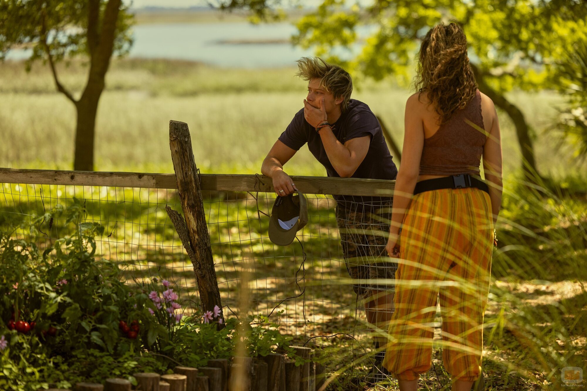 Madison Bailey y Rudy Pankow en 4x06 titulado 'El ayuntamiento' de 'Outer Banks'