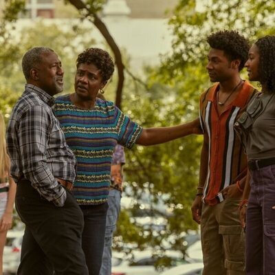 Escena de 'El ayuntamiento' de 'Outer Banks'