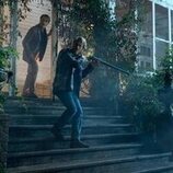 Rudy Pankow y J. Anthony Crane en 'Madres y padres' de 'Outer Banks'