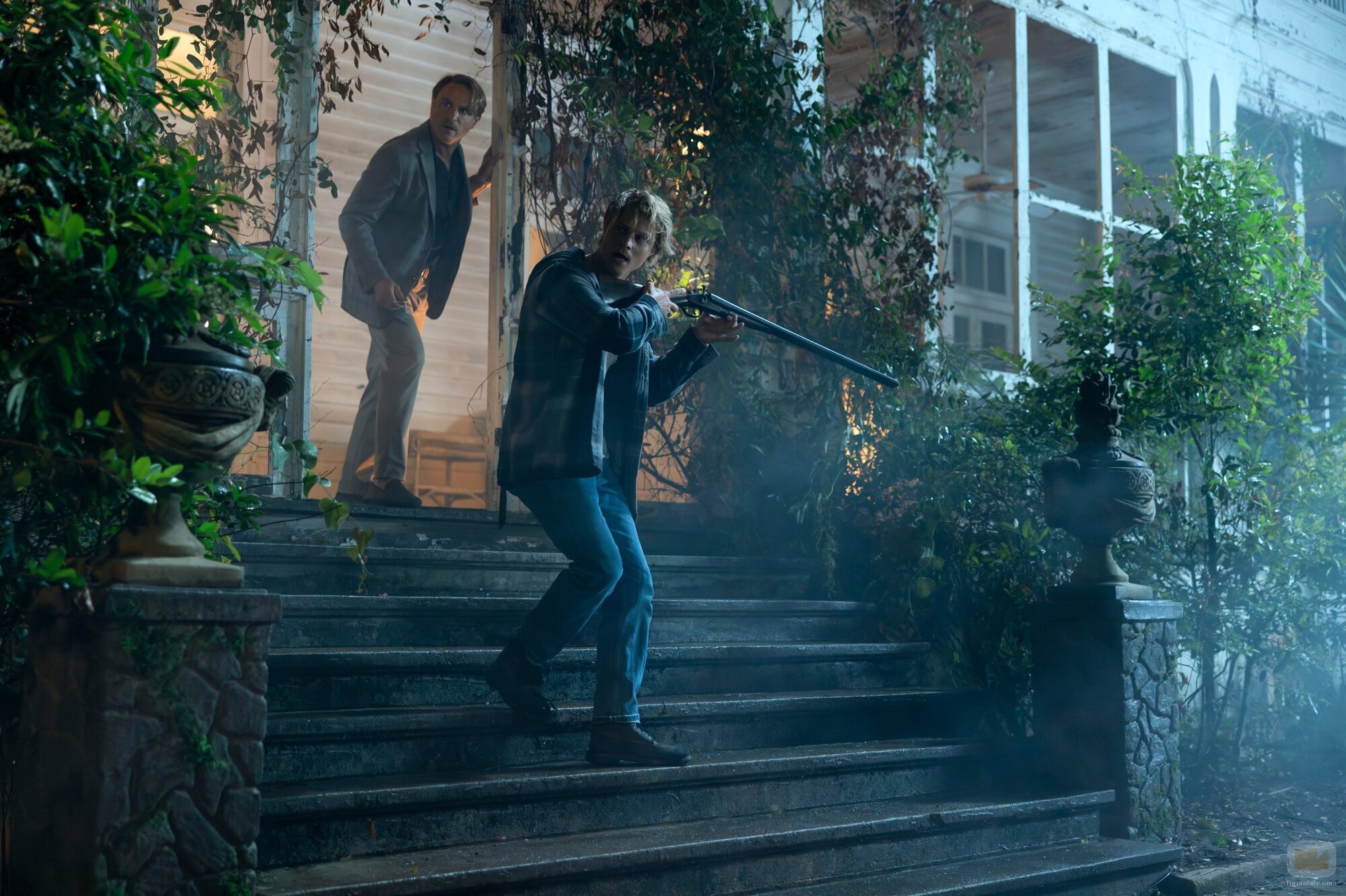 Rudy Pankow y J. Anthony Crane en 'Madres y padres' de 'Outer Banks'