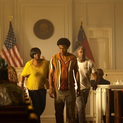 J.D. y E. Roger Mitchell en la temporada 4 y el capítulo 07 de 'Outer Banks'