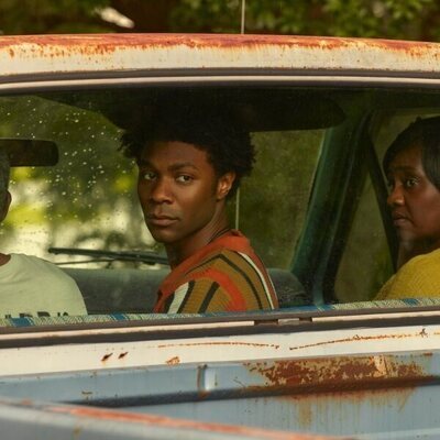 J.D. y E. Roger Mitchell en 4x08 'Familia' de 'Outer Banks'