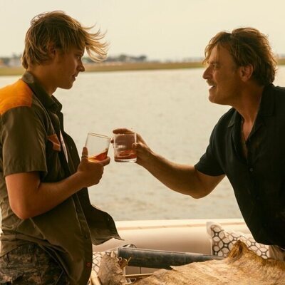 Rudy Pankow y J. Anthony Crane en el 4x08 de 'Outer Banks'