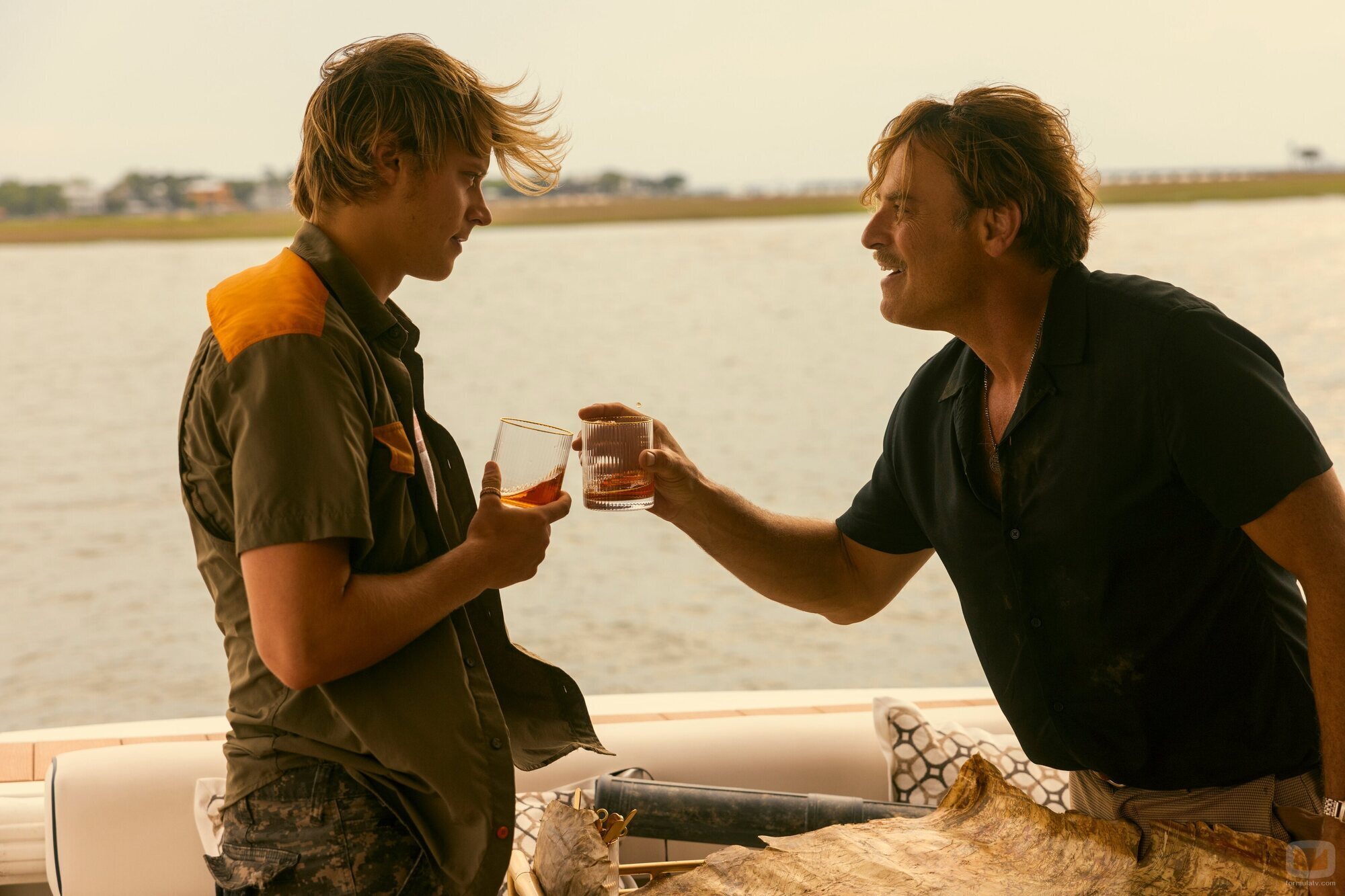 Rudy Pankow y J. Anthony Crane en el 4x08 de 'Outer Banks'