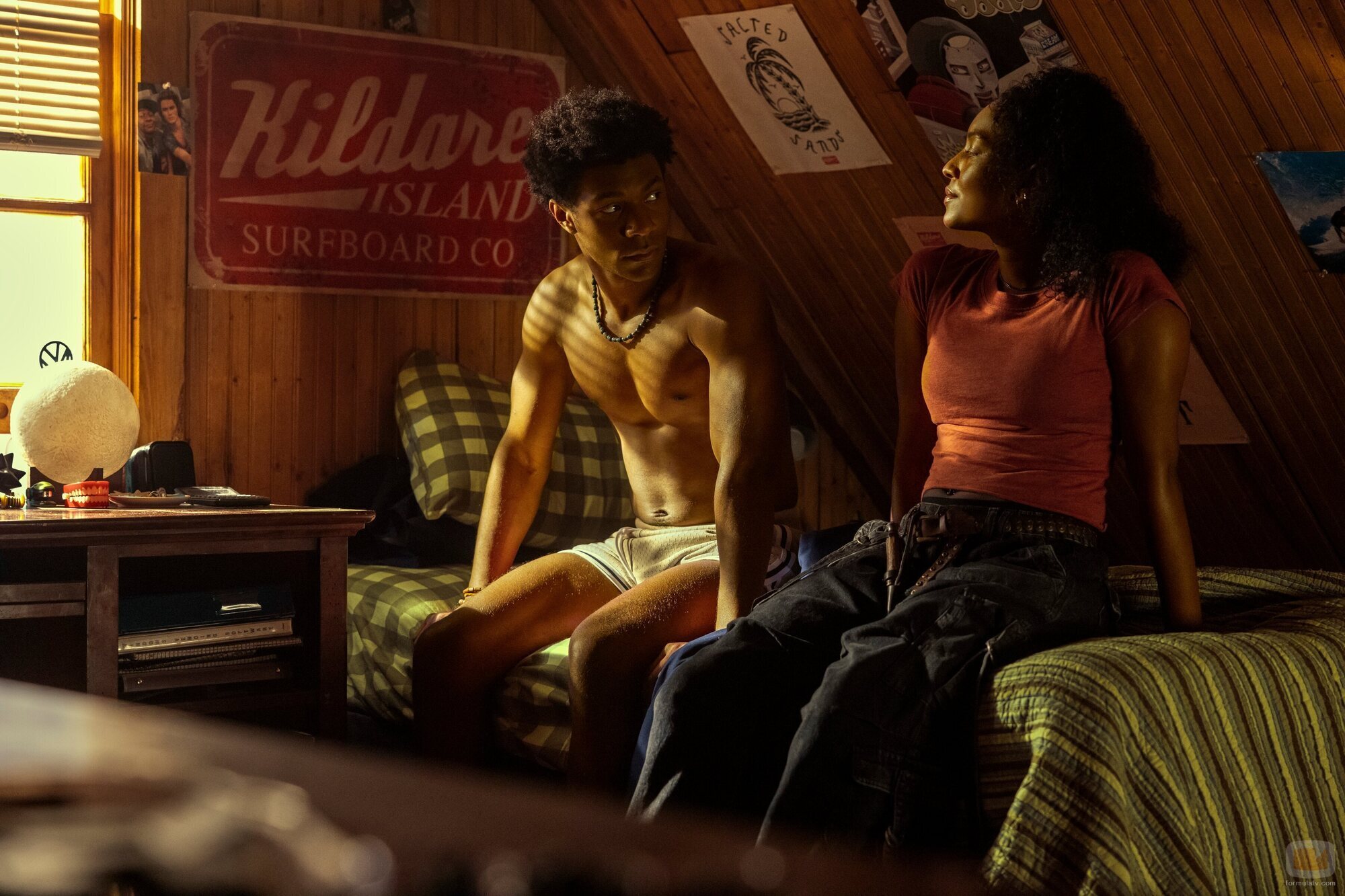 J.D. y Carlacia Grant en la temporada 4 y el capítulo 08 de 'Outer Banks'