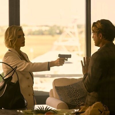 Brianna Brown y J. Anthony Crane en la temporada 4 y el capítulo 08 de 'Outer Banks'