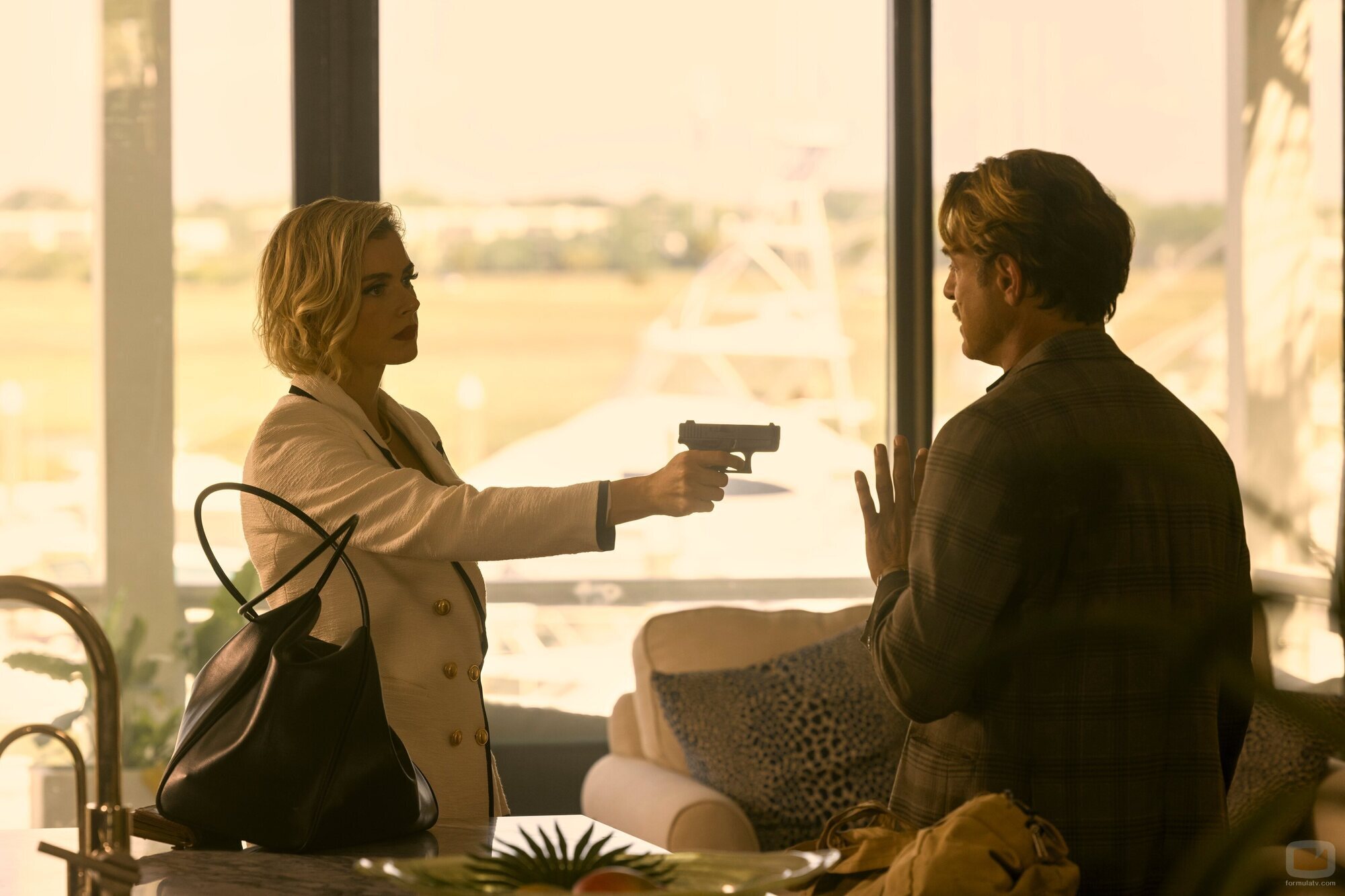 Brianna Brown y J. Anthony Crane en la temporada 4 y el capítulo 08 de 'Outer Banks'