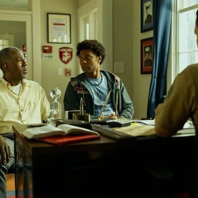 J.D. y E. Roger Mitchell en la temporada 4 y el capítulo 08 de 'Outer Banks'