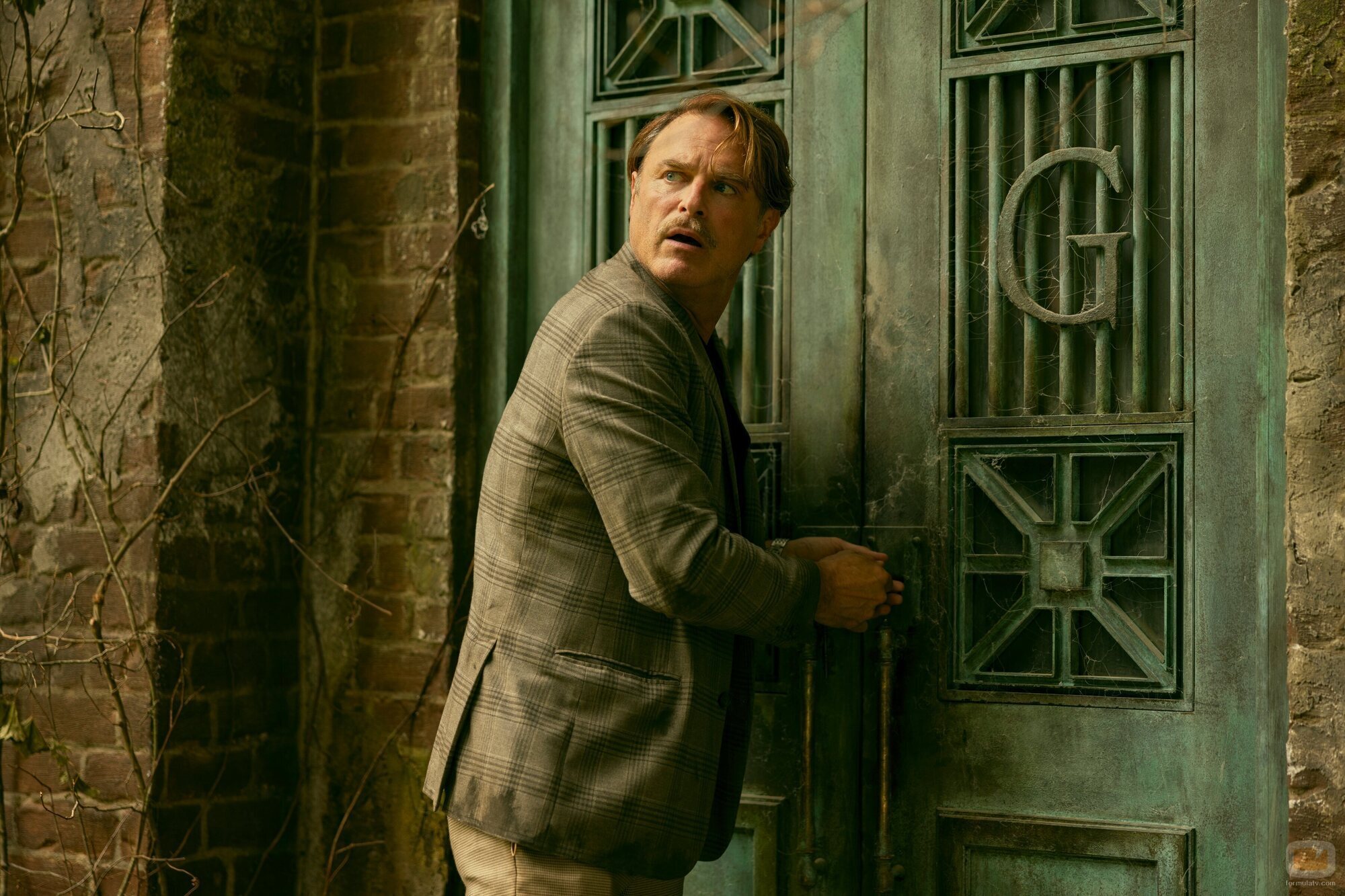 J. Anthony Crane en 4x08 'Familia' de 'Outer Banks'