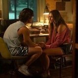 Chase Stokes y Madelyn Cline en la temporada 4 y el capítulo 08 de 'Outer Banks'