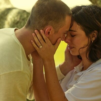Fiona Palomo y Drew Starkey en 4x09 'La tormenta' de 'Outer Banks'